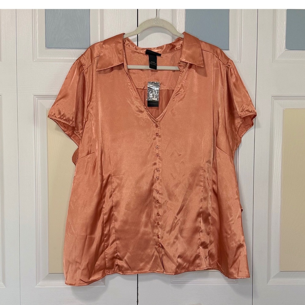 Lane Bryant 26/28 Apricot Satin Button Front V-Neck Ruffle Back Blouse NWT
